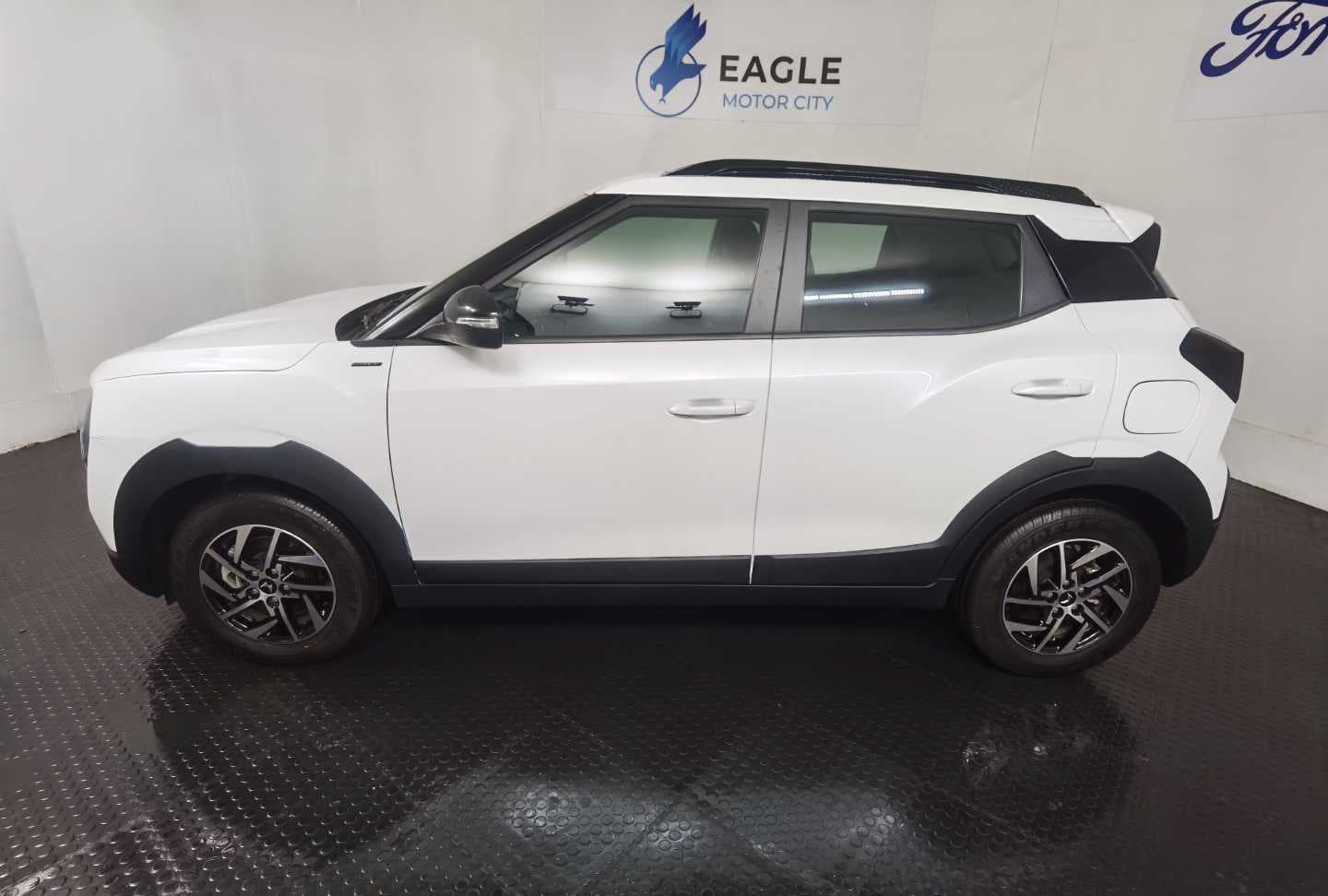 MAHINDRA XUV3XO 1.2T AX5 A/T image 11
