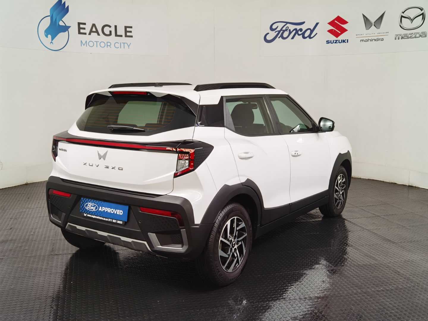 MAHINDRA XUV3XO 1.2T AX5 A/T image 9