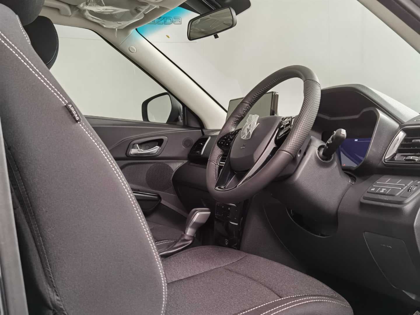 MAHINDRA XUV3XO 1.2T AX5 A/T image 16