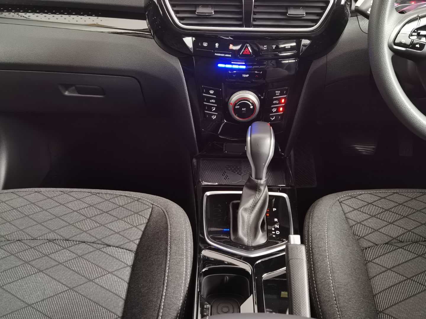 MAHINDRA XUV3XO 1.2T MX3 A/T image 12