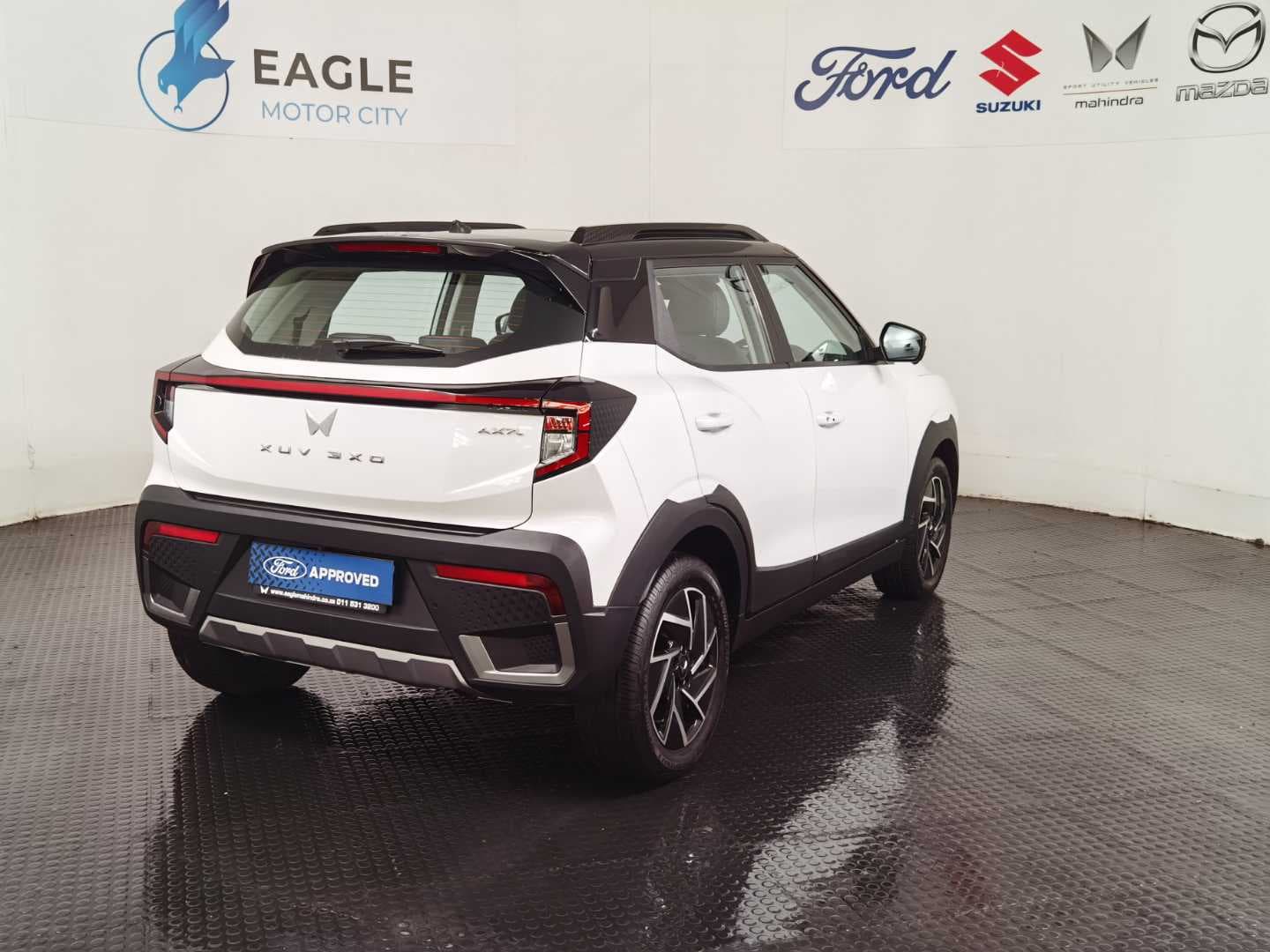 MAHINDRA XUV3XO 1.2T AX7L A/T image 9