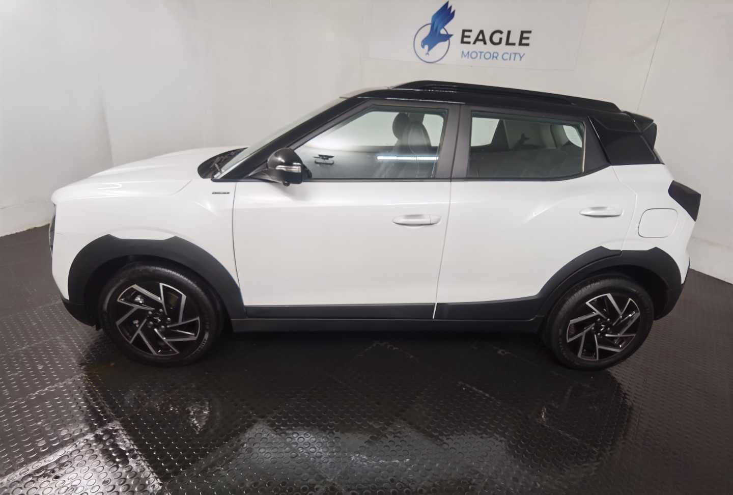 MAHINDRA XUV3XO 1.2T AX7L A/T image 11