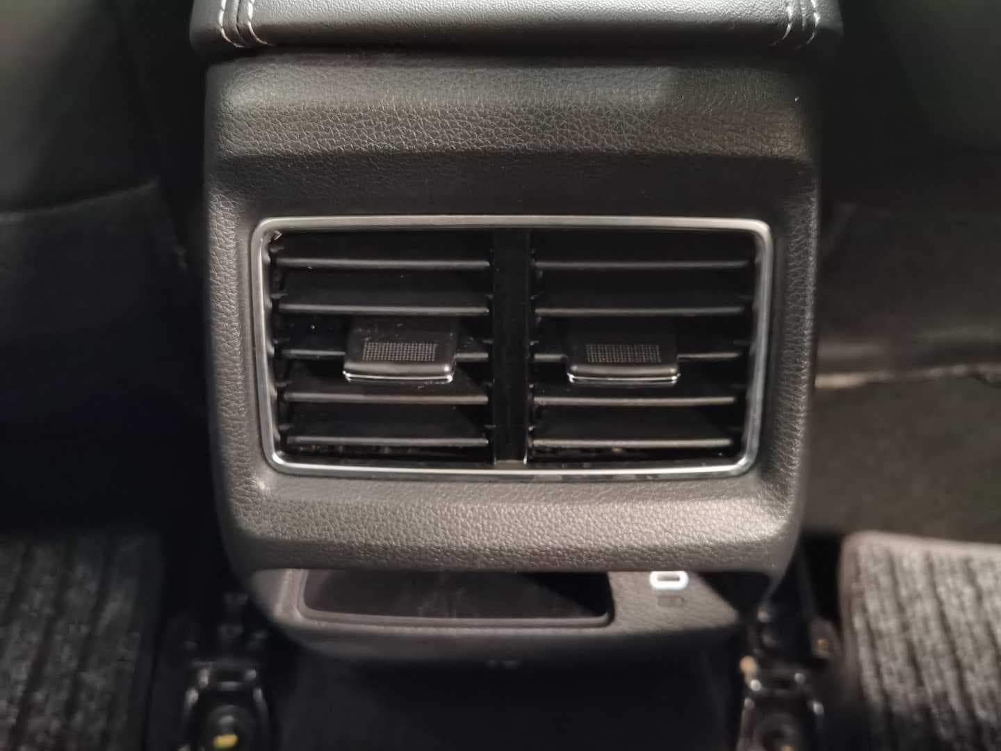 MAHINDRA XUV3XO 1.2T AX7L A/T image 13