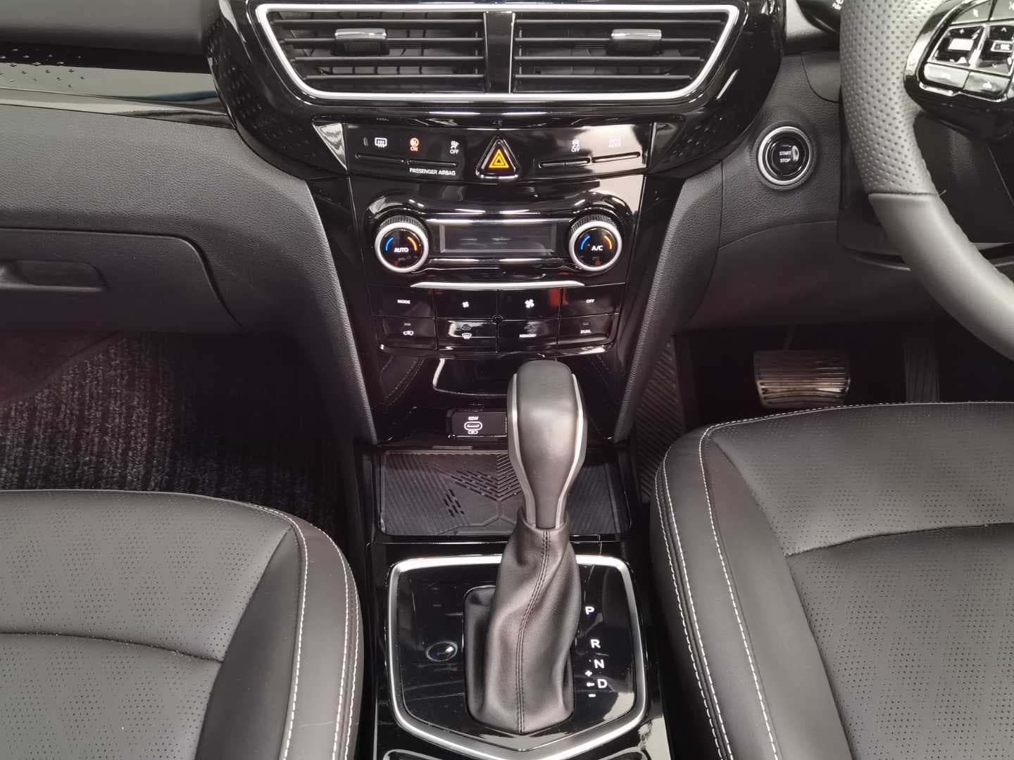 MAHINDRA XUV3XO 1.2T AX7L A/T image 17